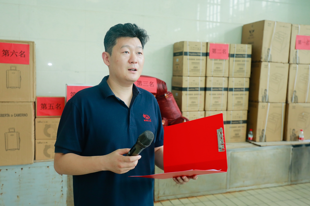 03-公司工會(huì)副主席、總經(jīng)理助理彥祺主持活動(dòng)閉幕式.JPG