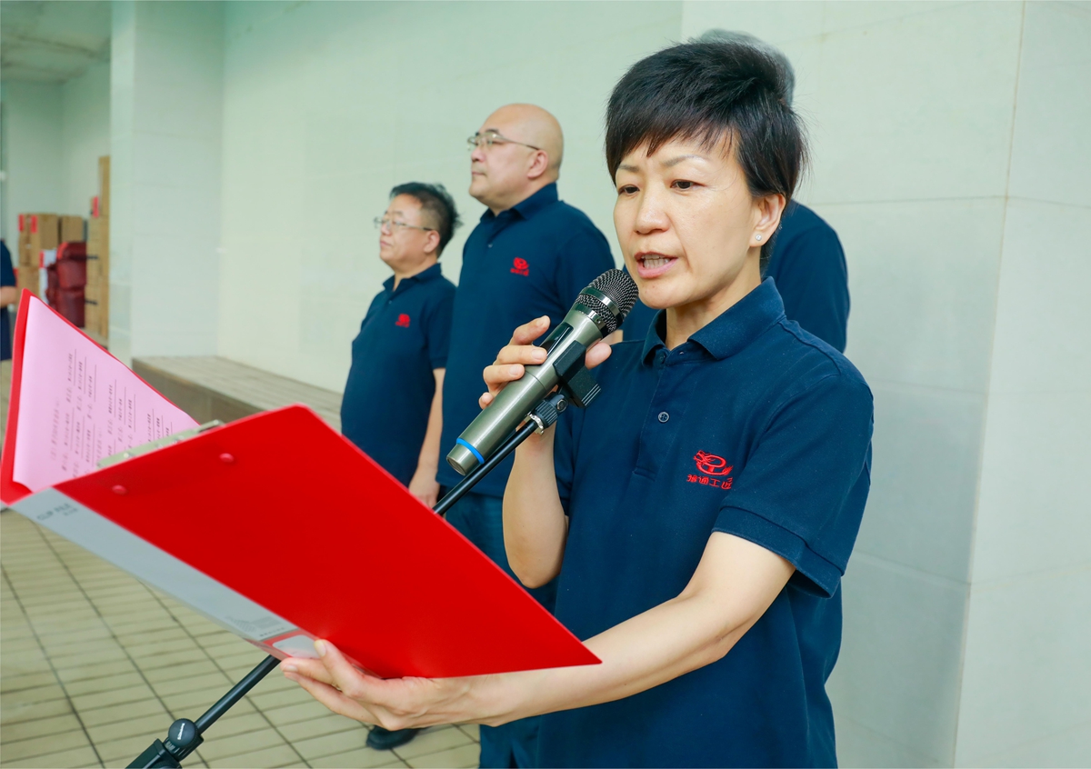 02-公司工會(huì)主席、副總經(jīng)理時(shí)群英宣讀比賽成績1.JPG