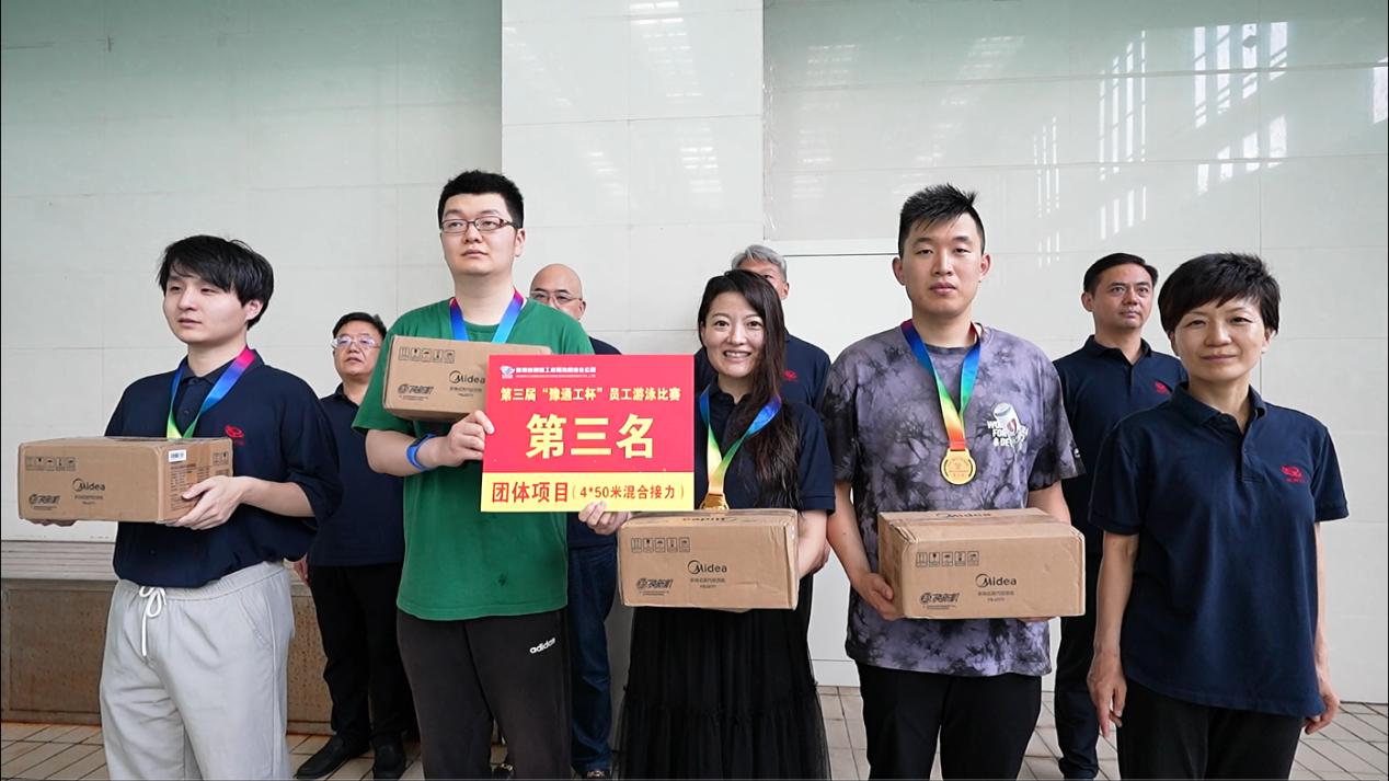 07公司工會(huì)主席、副總經(jīng)理時(shí)群英為榮獲450米接力第三名的：第二分工會(huì)（職能部門）頒獎(jiǎng)表彰.jpg