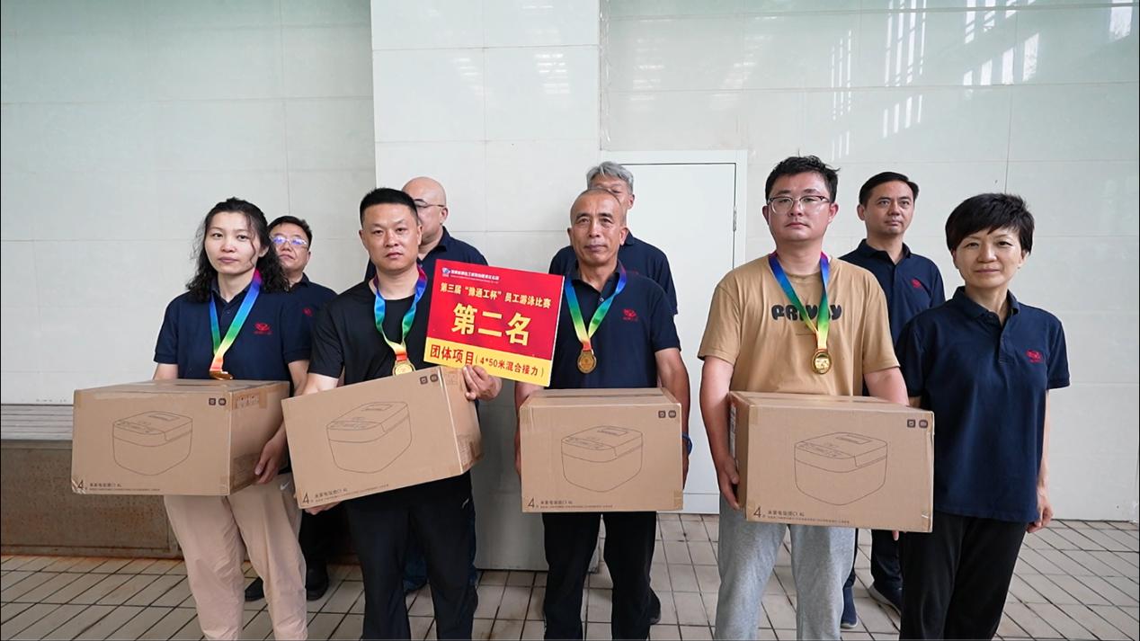 08公司工會(huì)主席、副總經(jīng)理時(shí)群英為榮獲450米接力項(xiàng)目第二名的：第十三分工會(huì)（焦作分公司）頒獎(jiǎng)表彰.jpg