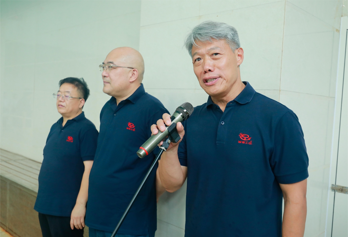 01-公司黨委書記、總經(jīng)理李子憲宣布第三屆“豫通工杯”員工游泳比賽圓滿閉幕.JPG